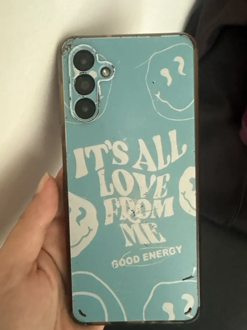 Celular con funda celeste