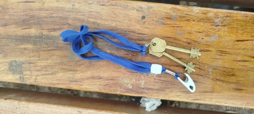 Llaves con cordón azul