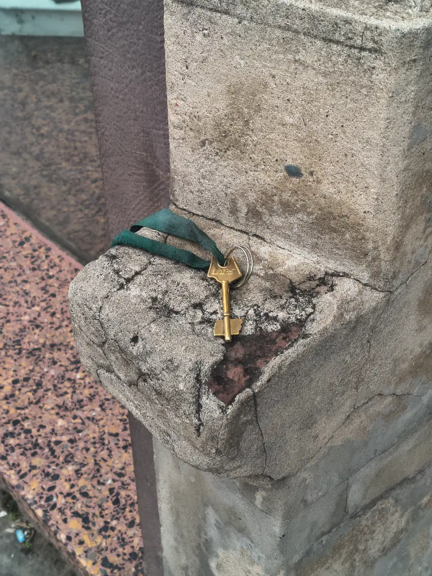 Llave dorada con cinta verde