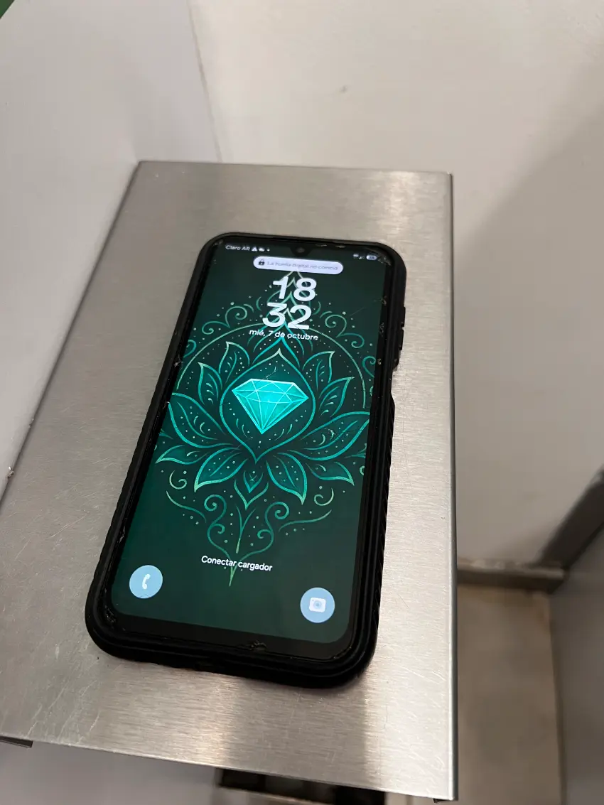 Celular con funda negra
