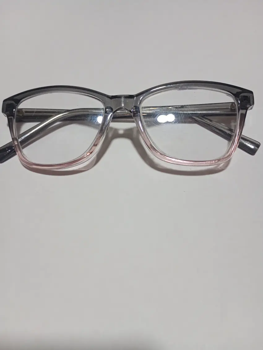 Lentes con marco gris y rosado